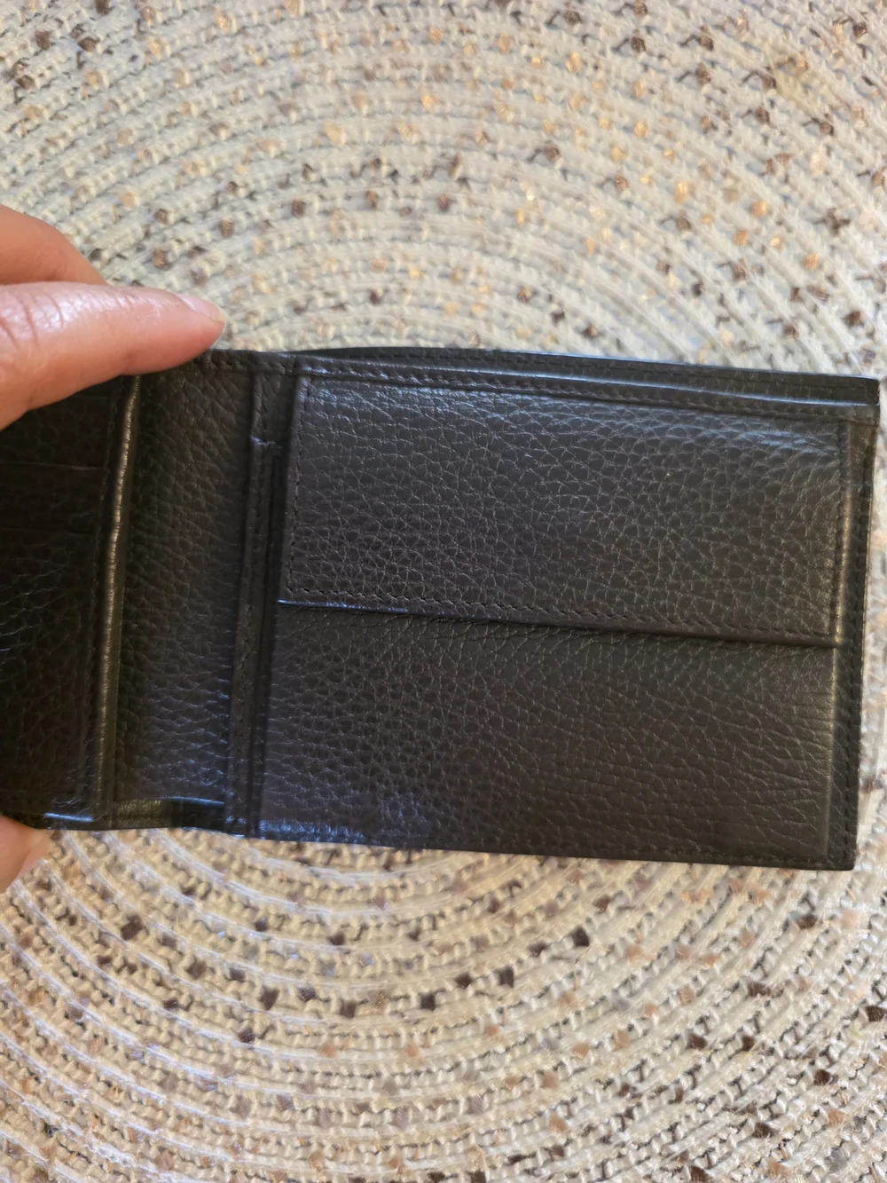 Gucci Mens Brown Pebbled Leather Wallet with Embossed Logo